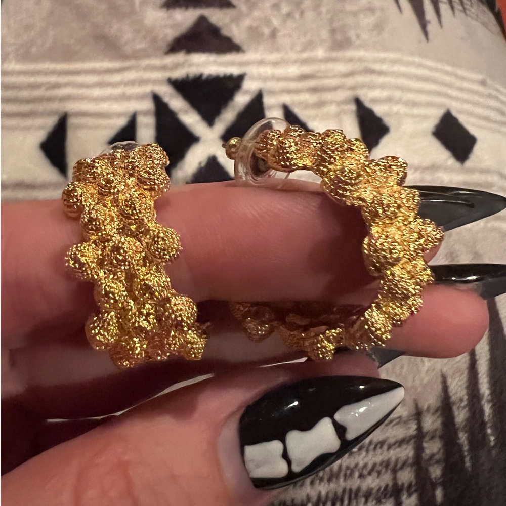 Vintage Avon Pretty Goldtone Hazelnut Earrings